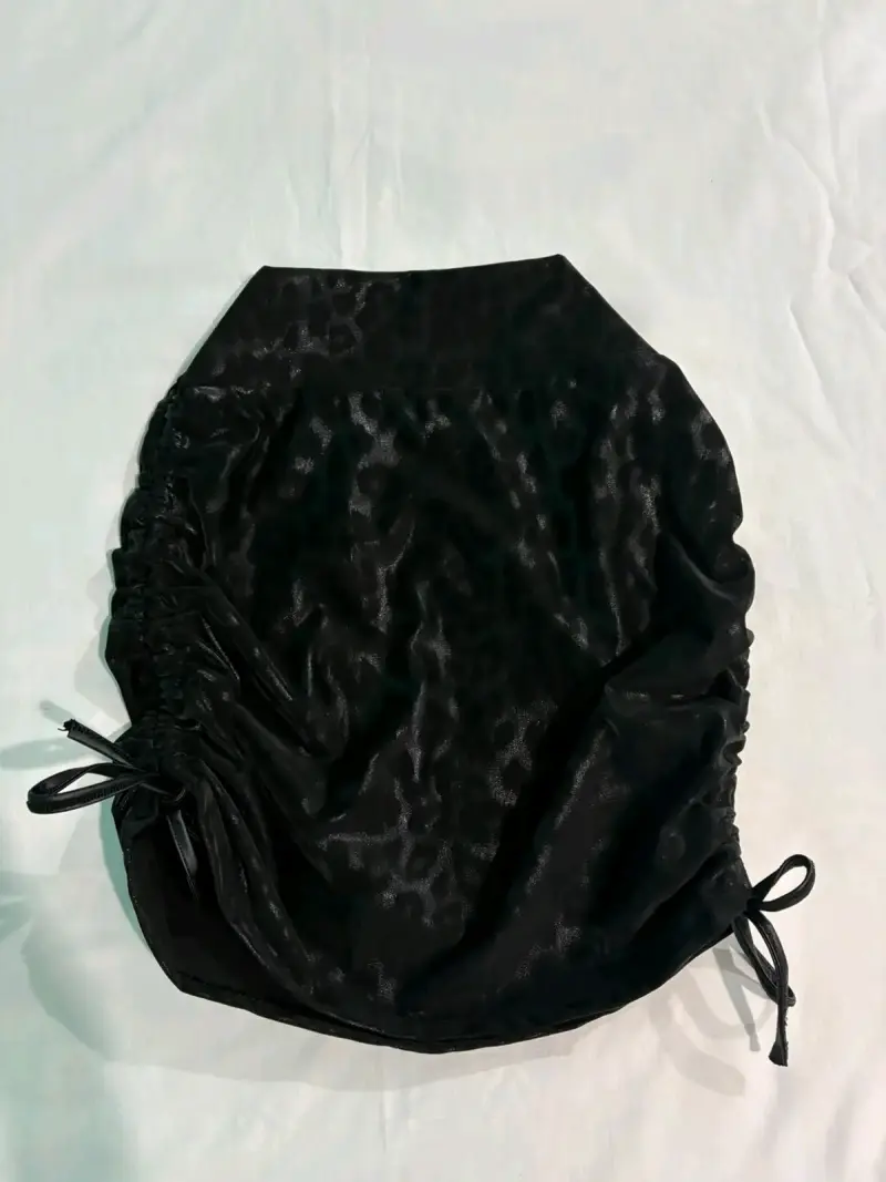 Falda negra ajustable con lazo lateral