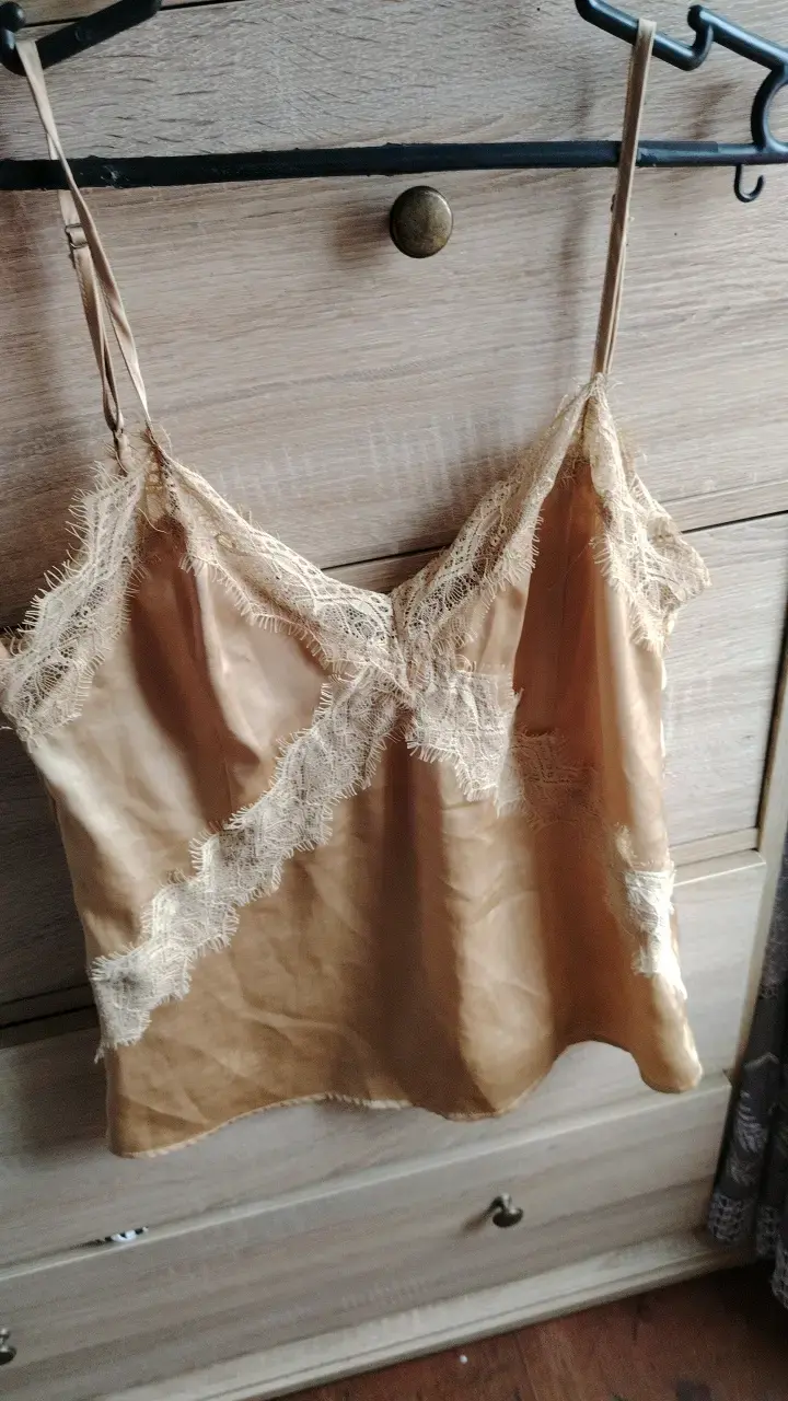 Top de encaje beige elegante