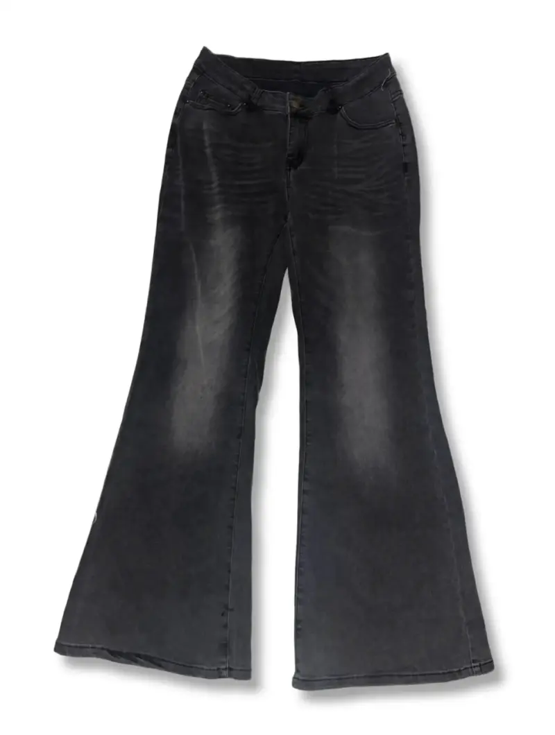 Jeans acampanados negros de moda - 1
