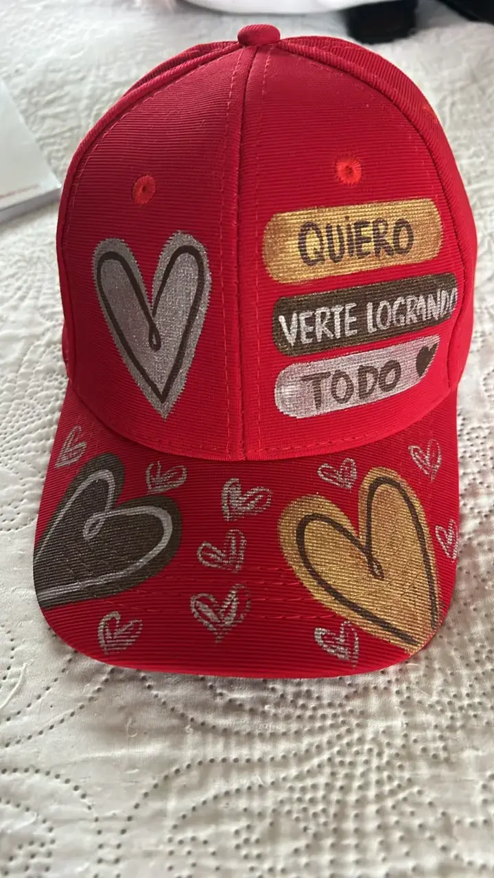 Gorra roja con diseño de corazones