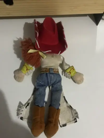 Muñeca de vaquera con sombrero rojo - miniatura 1