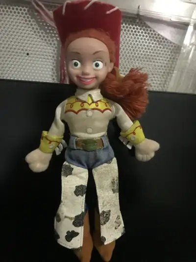 Muñeca de vaquera con sombrero rojo - miniatura 2