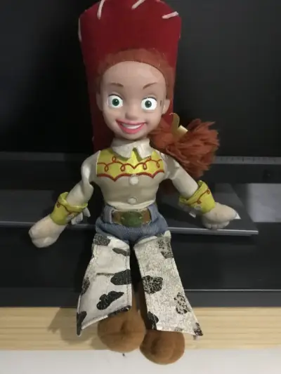 Muñeca de vaquera con sombrero rojo - miniatura 3