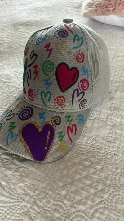 Gorra gris con diseño de corazones coloridos - miniatura 1