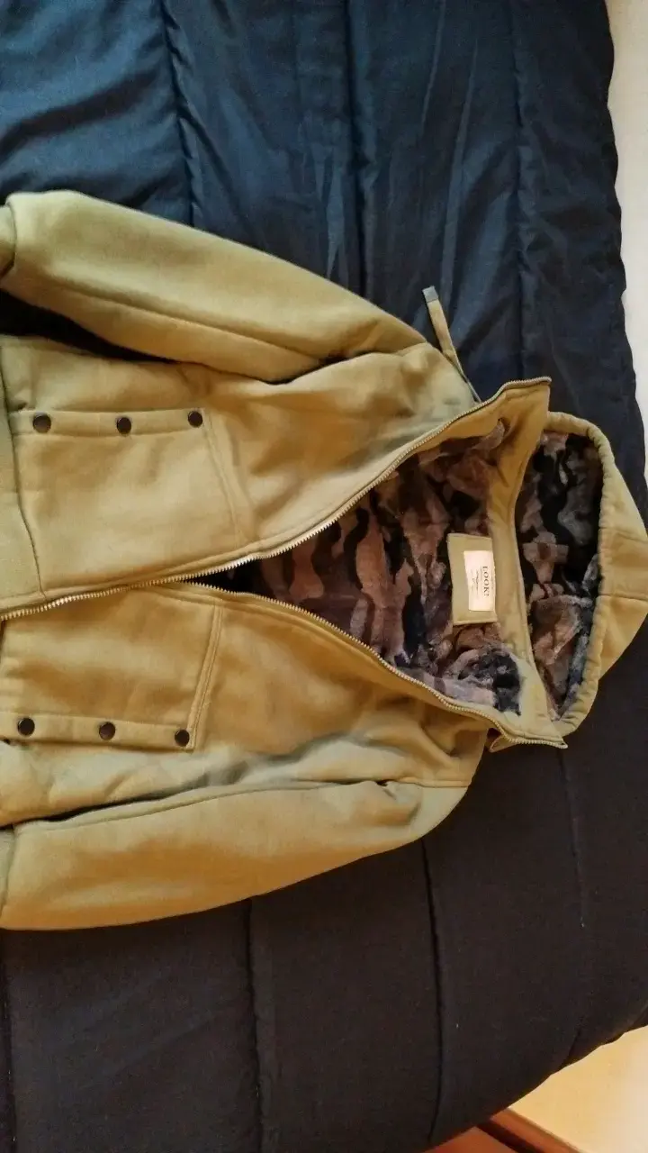 Chaqueta verde con capucha y forro camuflado - 1