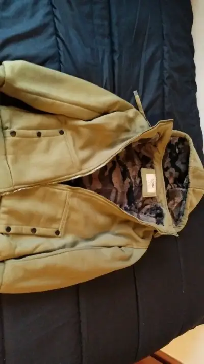 Chaqueta verde con capucha y forro camuflado - miniatura 1