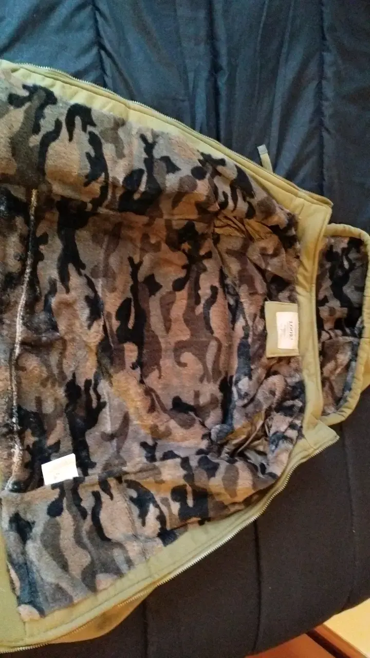 Chaqueta verde con capucha y forro camuflado - 2