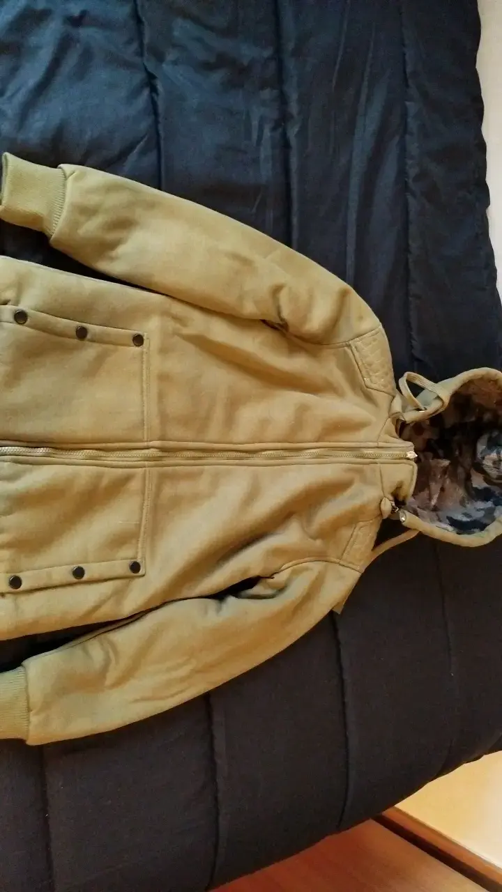 Chaqueta verde con capucha y forro camuflado - 3