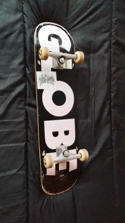 Skateboard Globe con diseño gráfico - miniatura 1