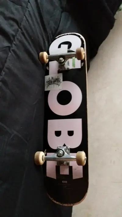 Skateboard Globe con diseño gráfico - miniatura 3