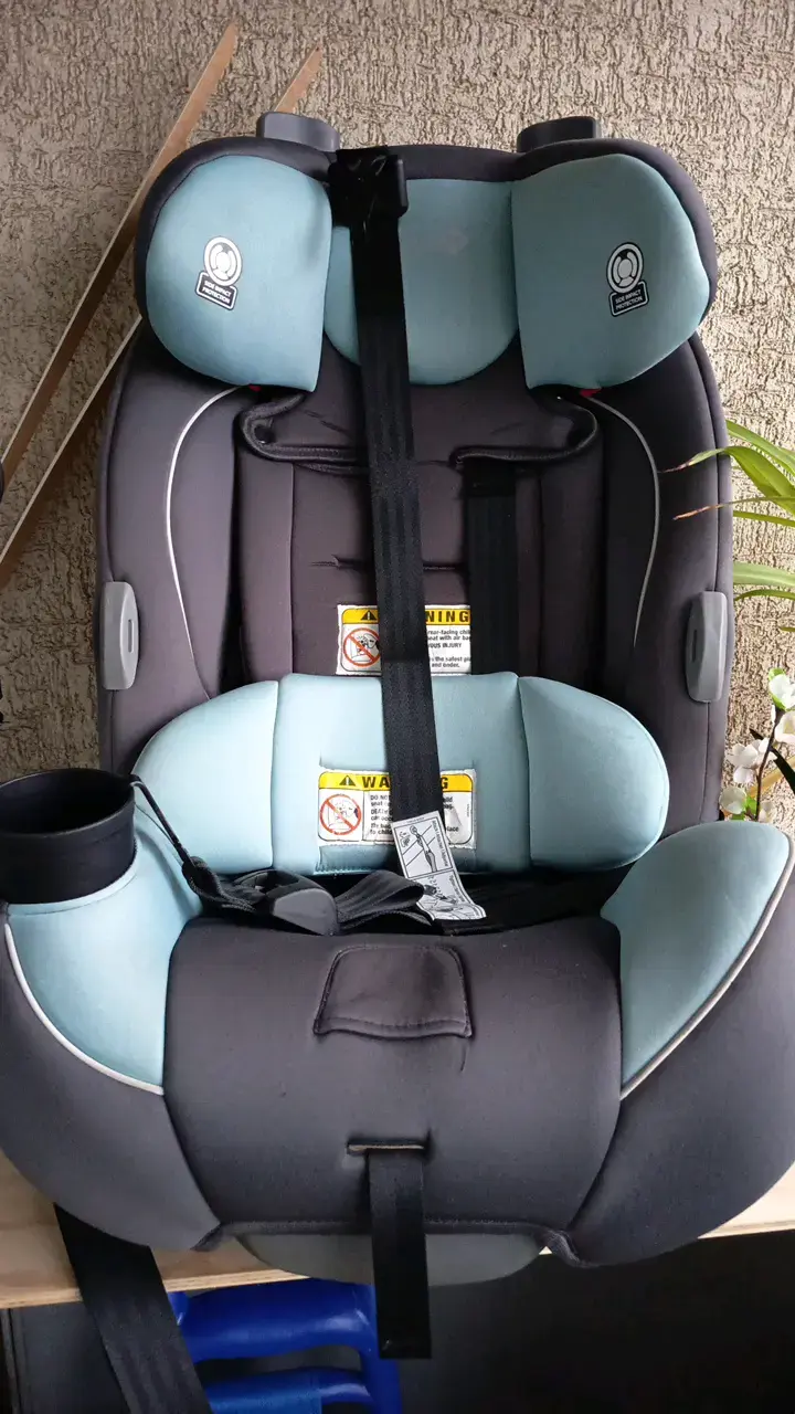 Silla de auto para bebé gris y celeste