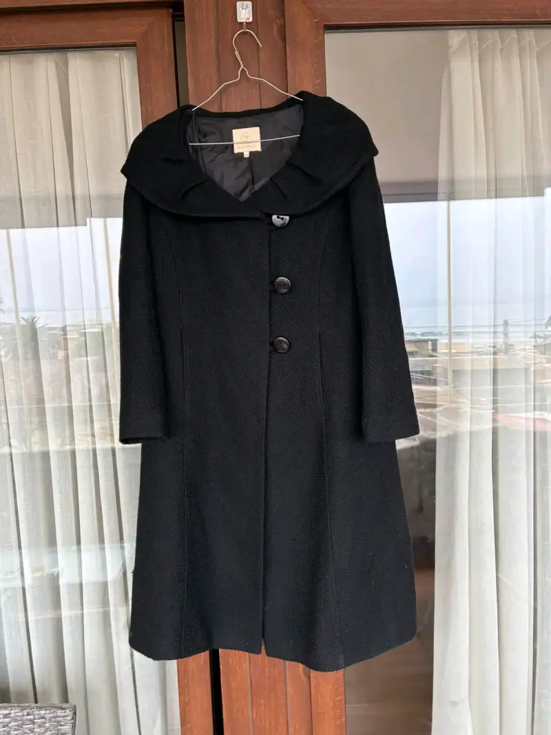 Abrigo negro elegante para mujer