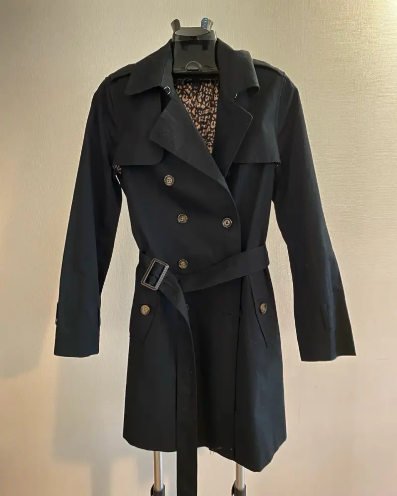 Trench negro de mujer con cinturón - 1