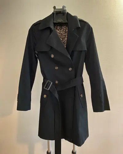 Trench negro de mujer con cinturón - miniatura 1