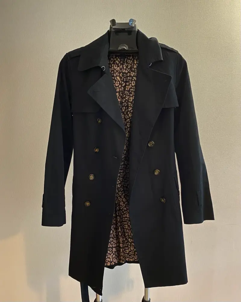 Trench negro de mujer con cinturón - 2