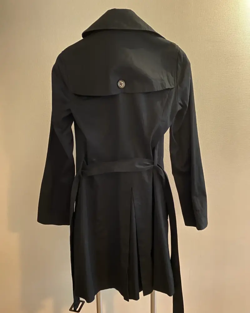 Trench negro de mujer con cinturón - 3
