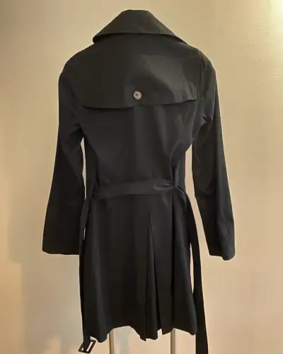 Trench negro de mujer con cinturón - miniatura 3