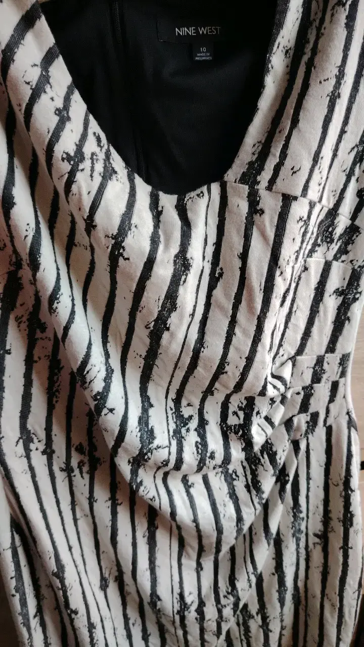 Vestido de rayas blanco y negro elegante - 2