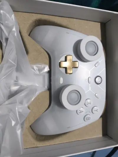Control inalámbrico GameSir blanco y dorado - miniatura 3