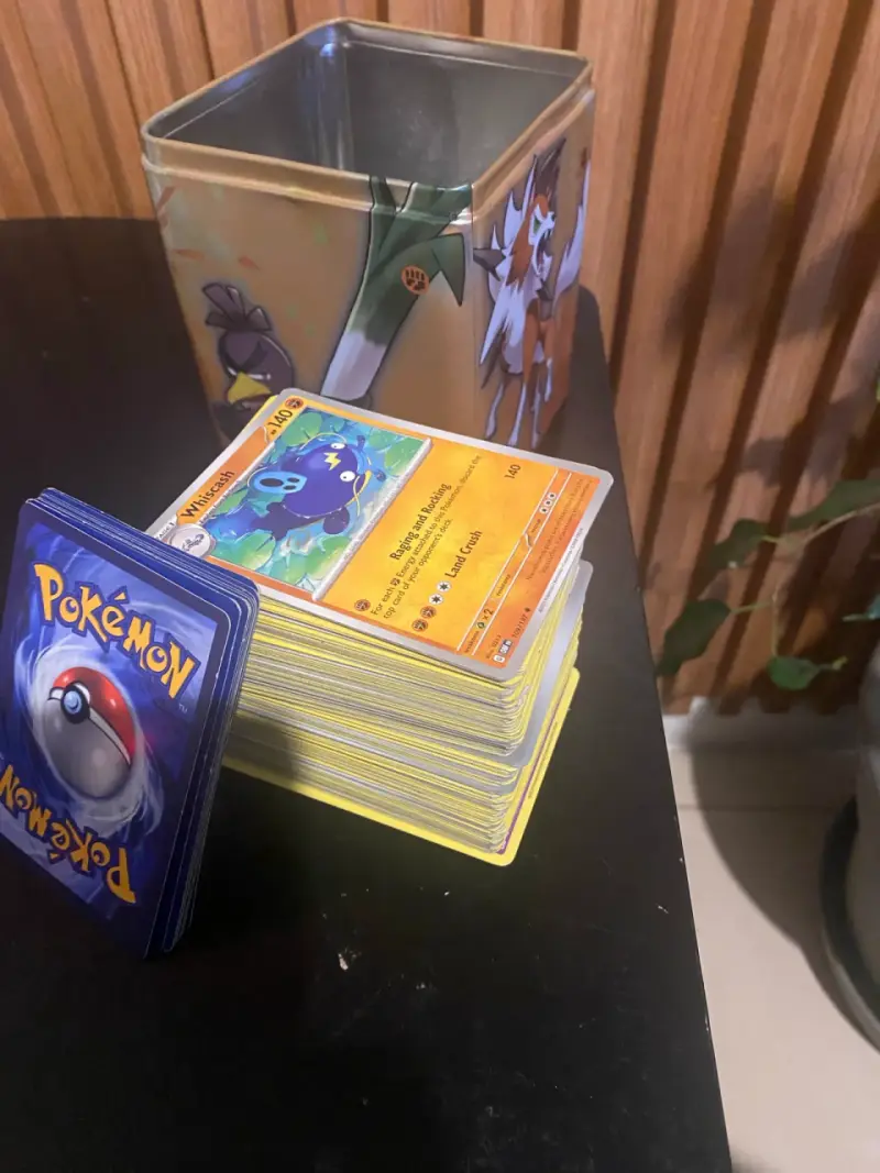 Lote de cartas originalesPokémon con caja metálica - 1