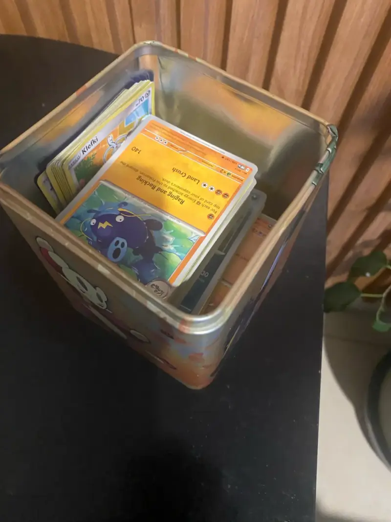 Lote de cartas originalesPokémon con caja metálica - 2