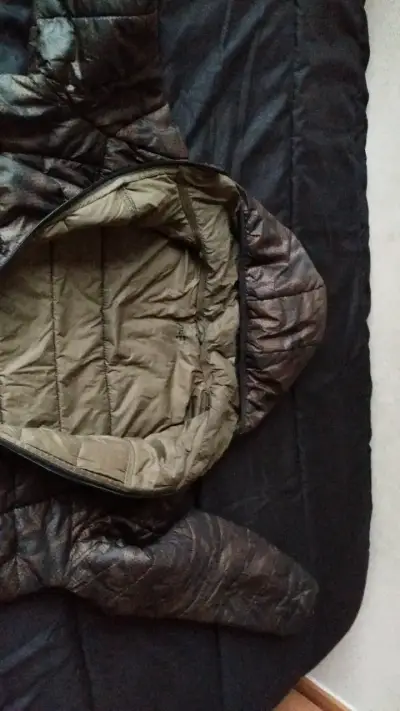 Chaqueta acolchada con capucha camuflada - miniatura 2