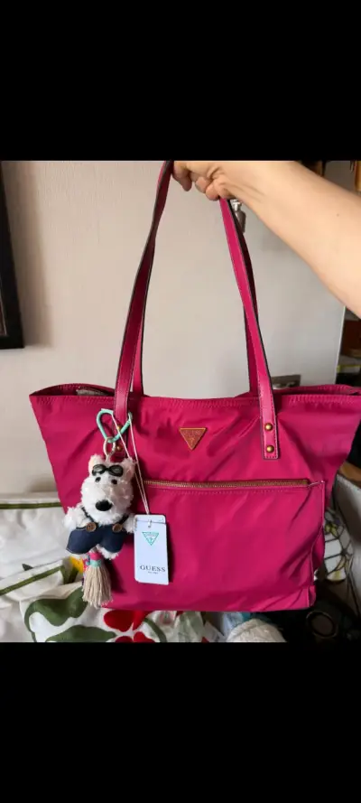 Bolso Guess fucsia con colgante - miniatura 2