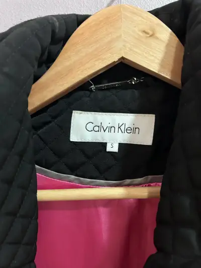 Chaqueta acolchada Calvin Klein negra - miniatura 2