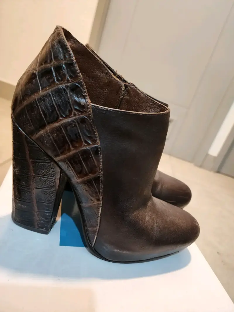 Botines de cuero marrón con tacón alto - 2