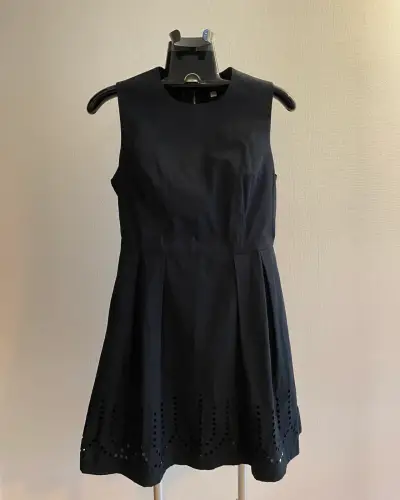 Vestido azul marin sin mangas con detalles calados - miniatura 1