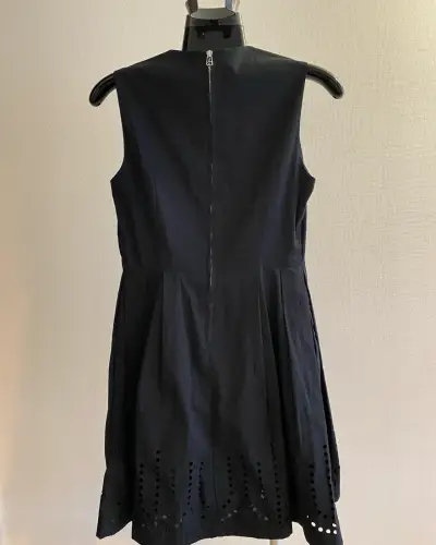 Vestido azul marin sin mangas con detalles calados - miniatura 3
