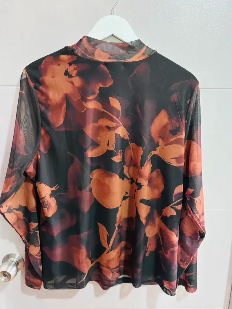 Blusa transparente floral en tonos cálidos - 1