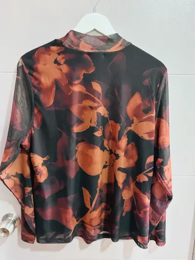 Blusa transparente floral en tonos cálidos - miniatura 1