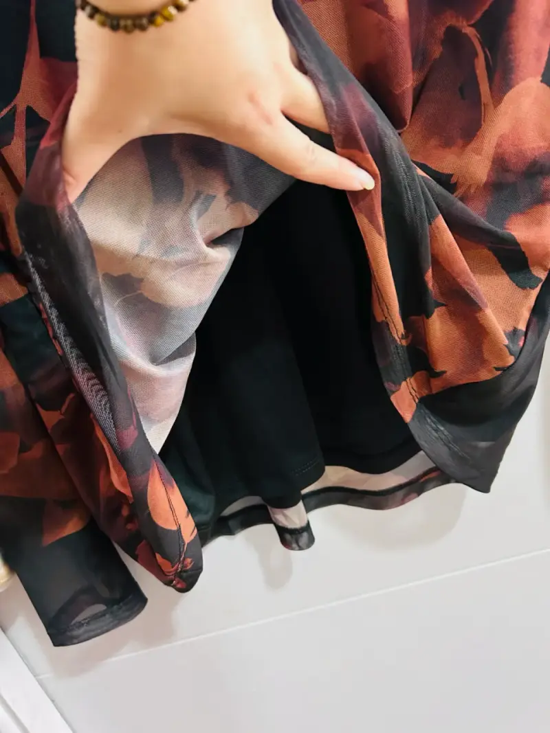 Blusa transparente floral en tonos cálidos - 3