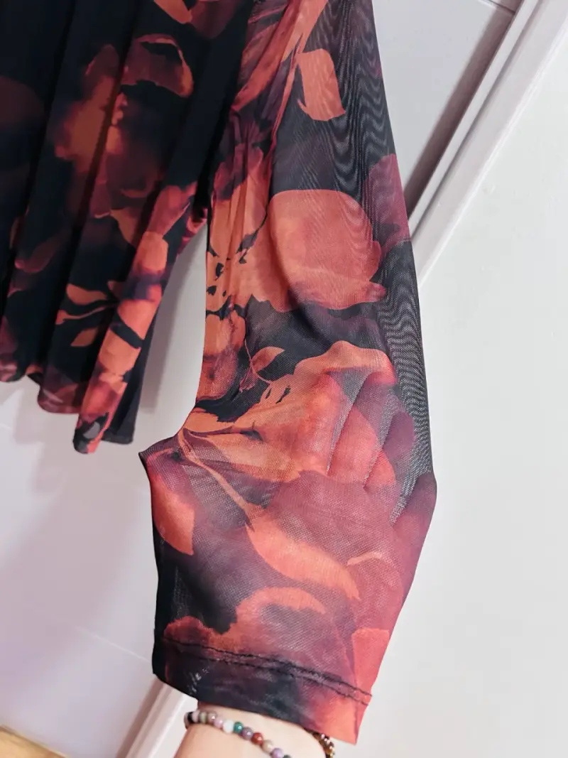 Blusa transparente floral en tonos cálidos - 4