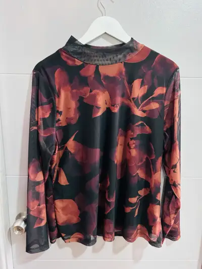Blusa transparente floral en tonos cálidos - miniatura 5