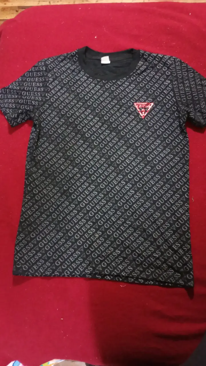 Polera Guess negra con logo estampado