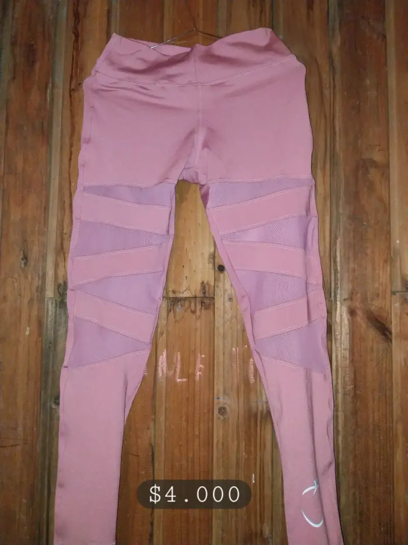 Leggings deportivos rosados con diseño de malla - 1