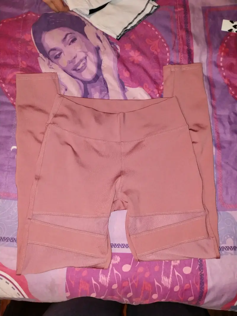 Leggings deportivos rosados con diseño de malla - 2