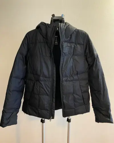 Parka acolchada negra con capucha - miniatura 1