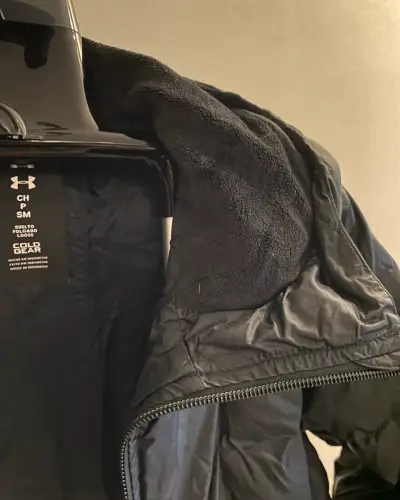 Parka acolchada negra con capucha - miniatura 4