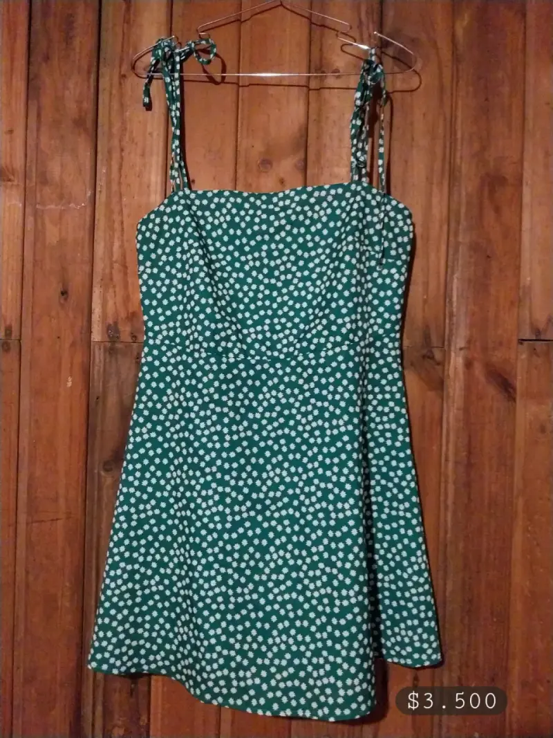 Vestido verde con estampado de flores - 1