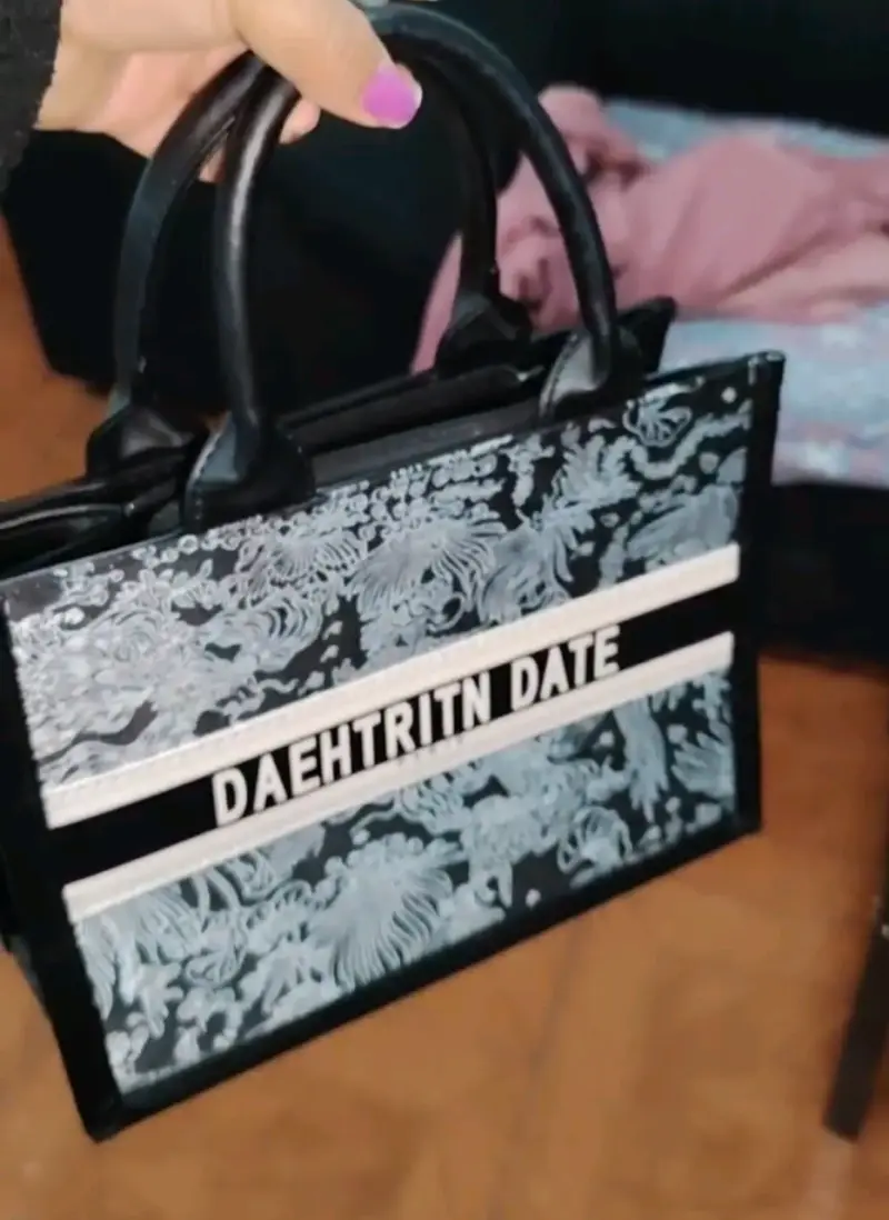 Bolso de mano Daehtritn Date negro floral - 1