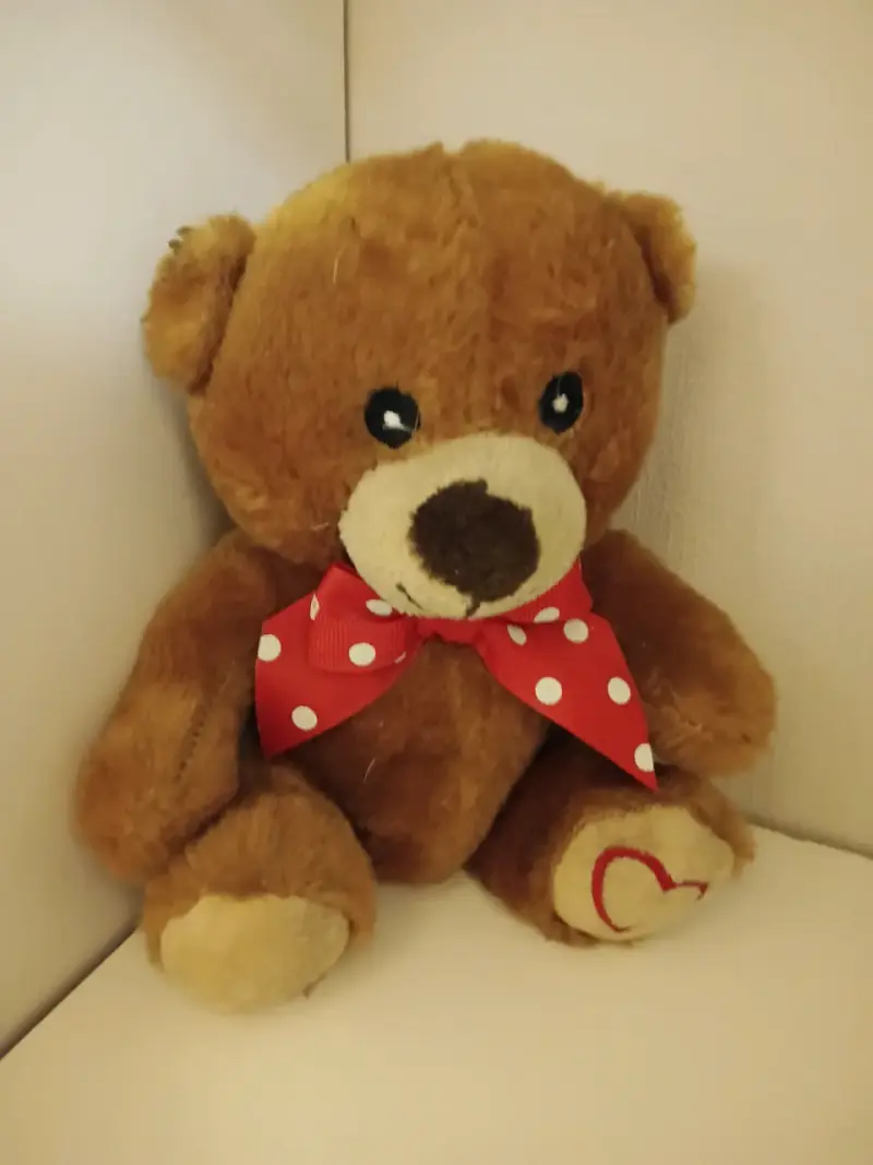 Tierno oso de peluche marrón con lazo rojo - 1