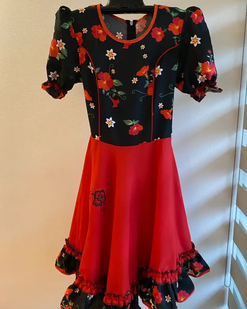 Vestido de cueca rojo y negro, con copihues - 1