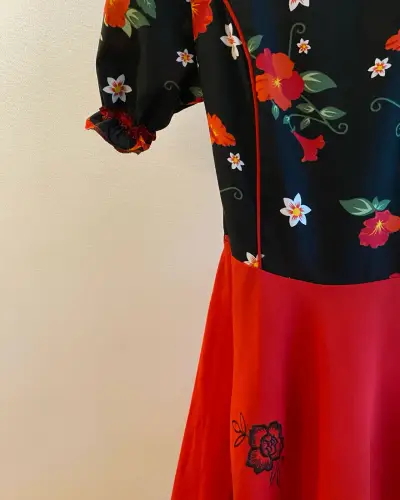 Vestido de cueca rojo y negro, con copihues - miniatura 2