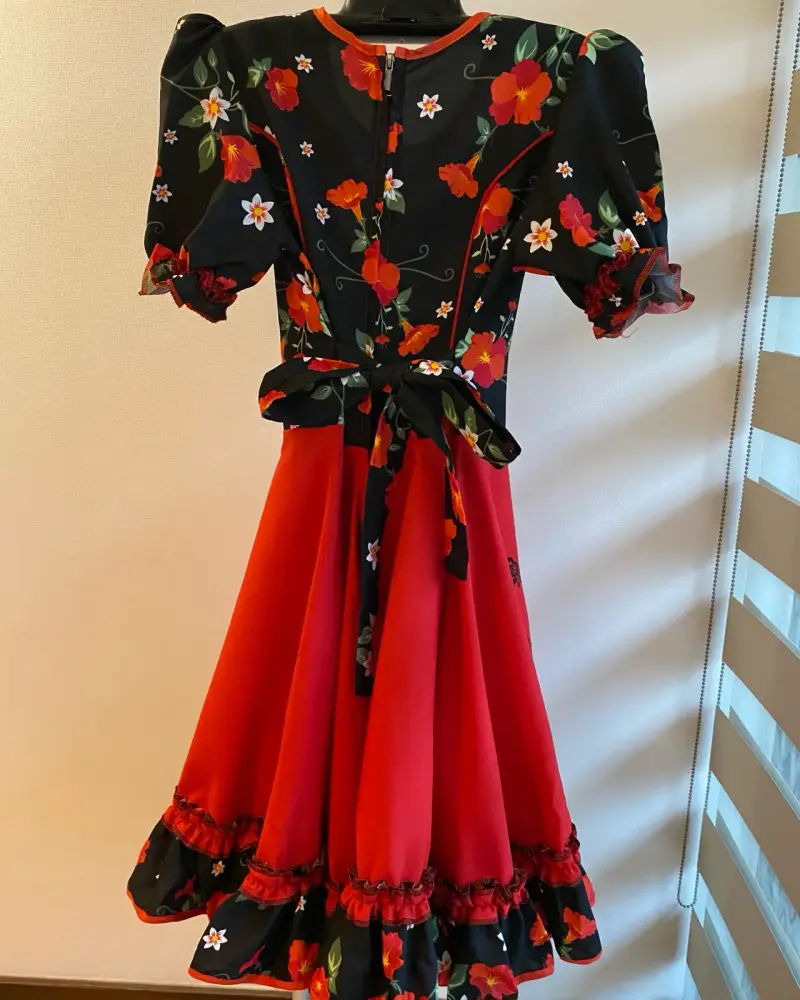 Vestido de cueca rojo y negro, con copihues - 3