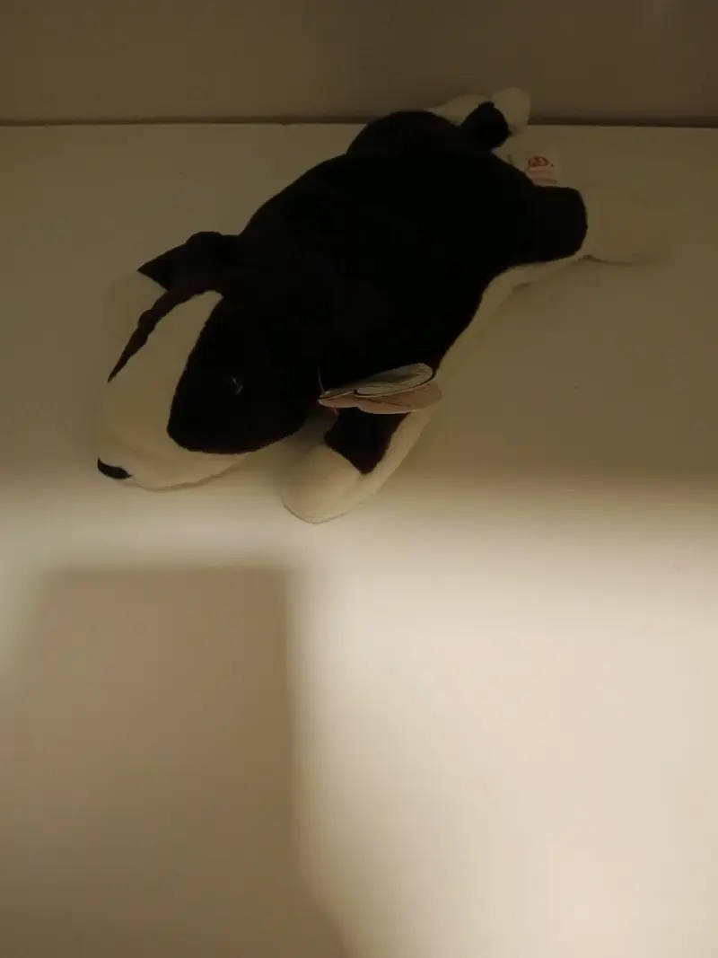 Tierno oso de peluche marrón con lazo rojo - 4
