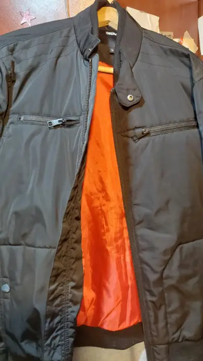 Chaqueta negra con forro naranja para hombre - miniatura 1