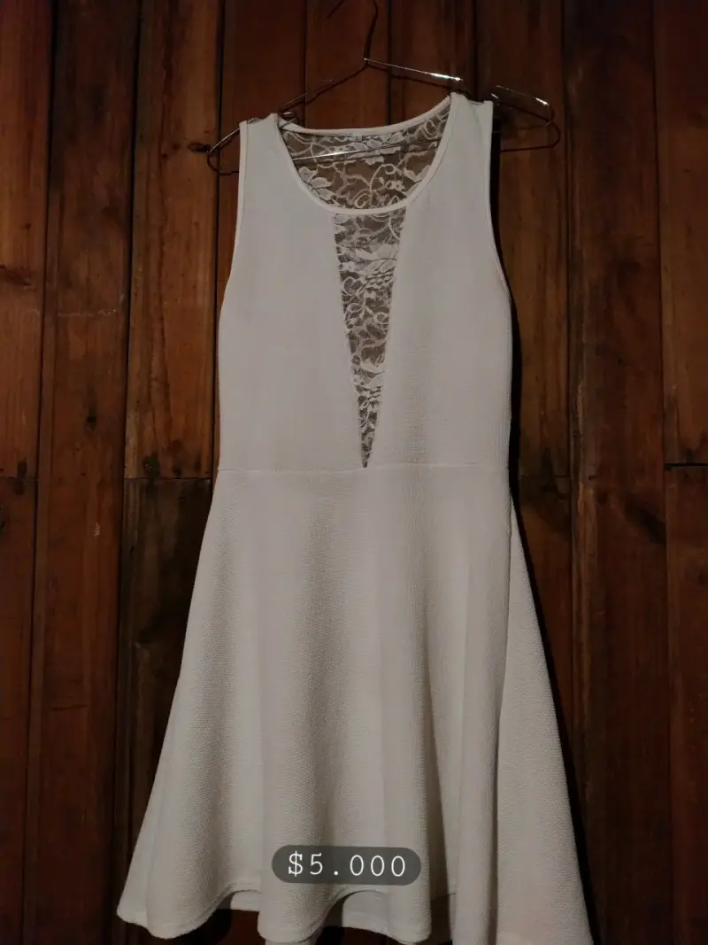 Vestido blanco con encaje elegante - 1